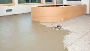 נזקי מים וצמיחת עובש: כיצד ייבוש תת רצפתי מסייע במניעת נזק משני